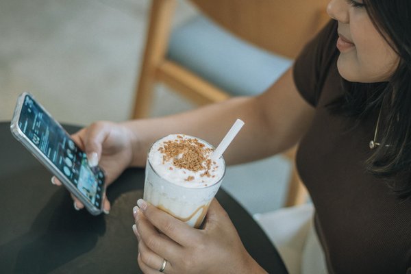 Transformez vos emballages avec du papier kraft vergé framboise